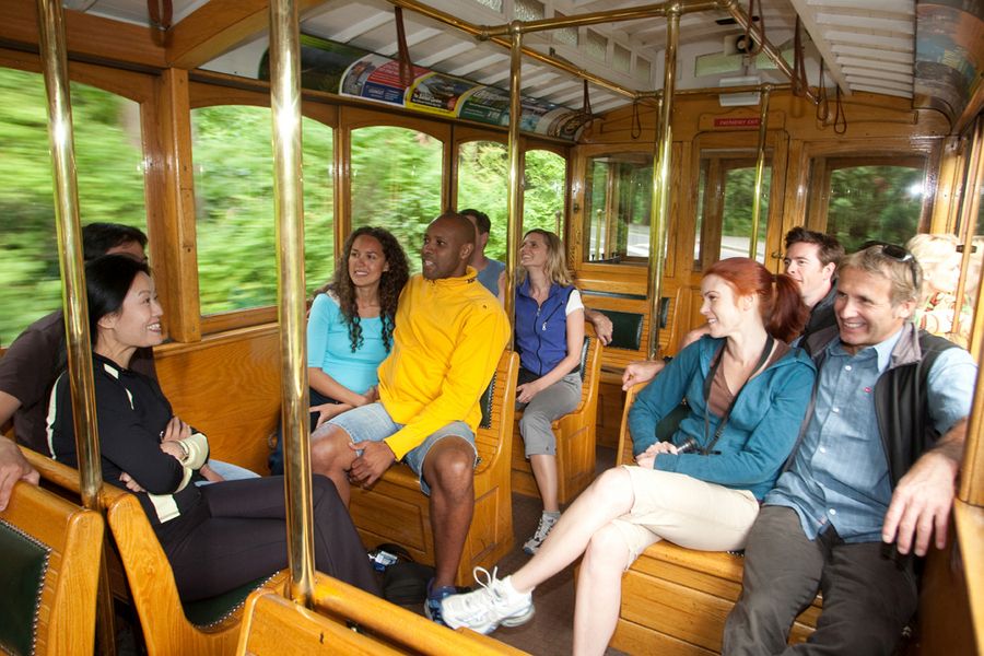 Passagiers in een trolley tijdens een Hop-On Hop-Off tour in Vancouver in Canada.
