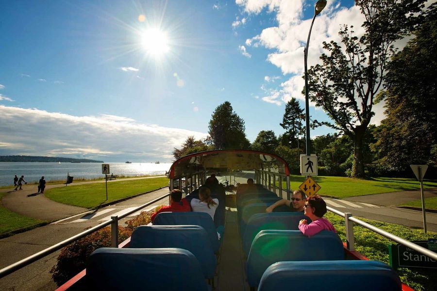 Uitzicht over het open dak van een bus tijdens de Hop-On Hop-Off tour in Vancouver in Canada.