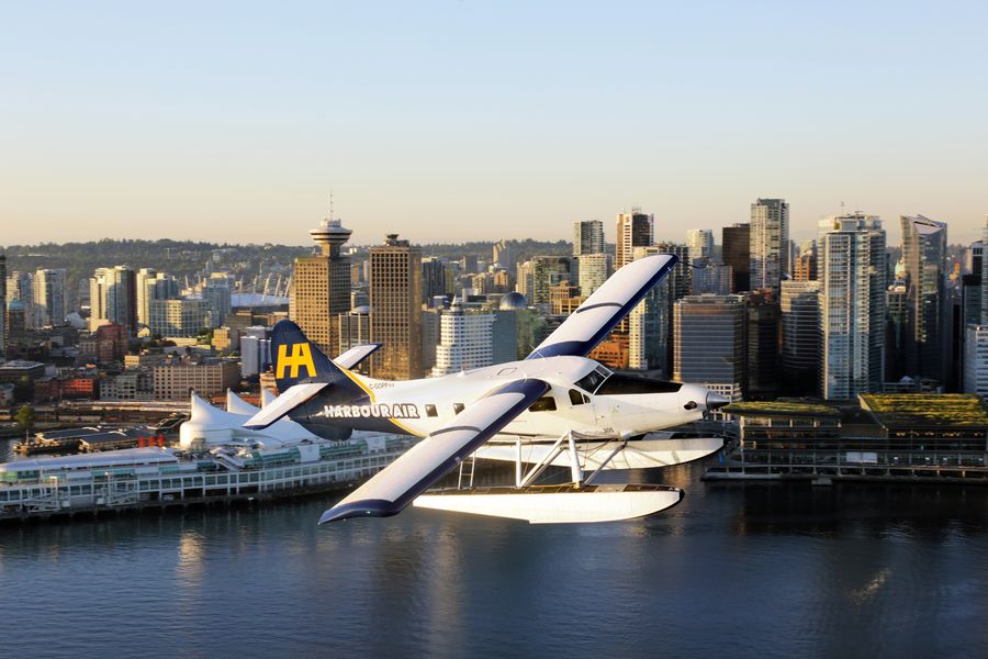 Watervliegtuig vliegt boven het water in Vancouver in Canada.