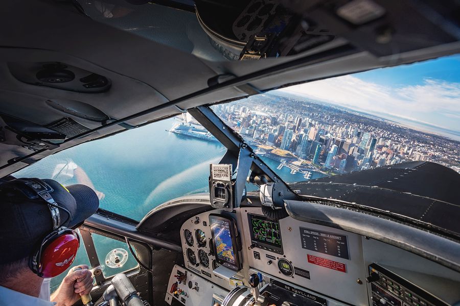 De cockpit van een watervliegtuig tijdens een tocht boven Vancouver in Canada.