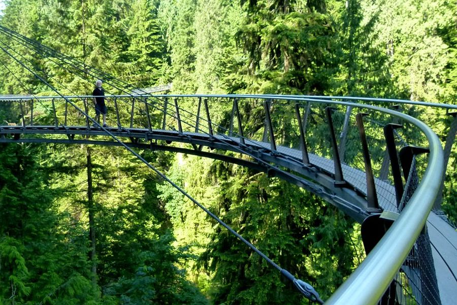 Zij aanzicht van de Cliffwalk in Capilano Suspension Bridge Park in Canada.