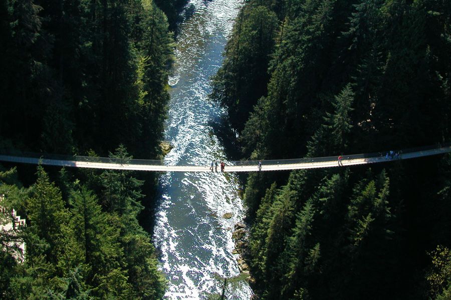 Wandelaars op de Capilano Suspension Bridge in Canada.