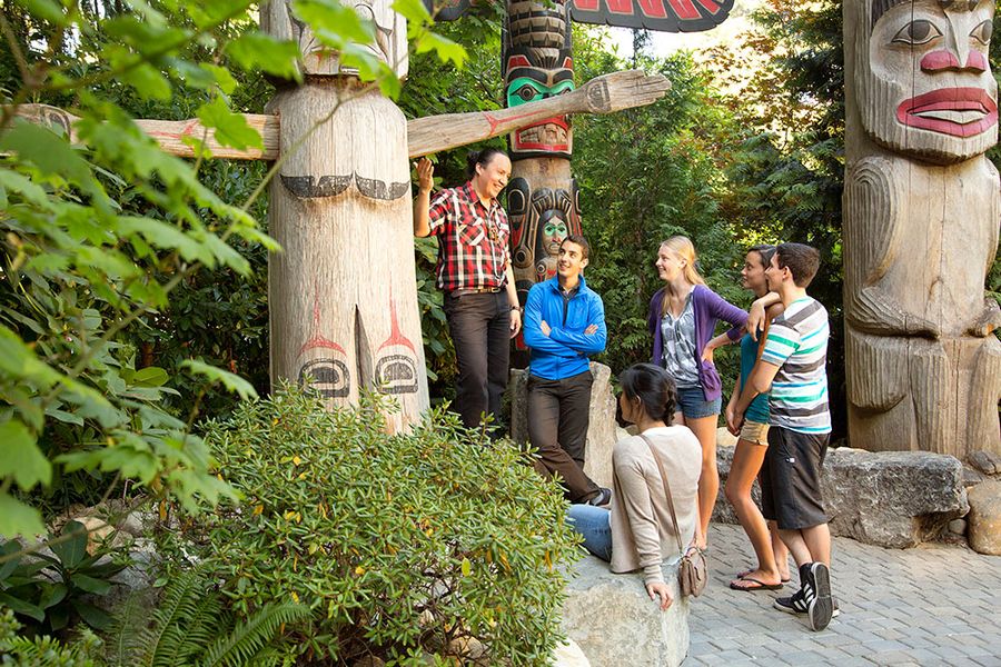 Mensen bij de totempalen in Capilano Suspension Bridge Park in Canada.
