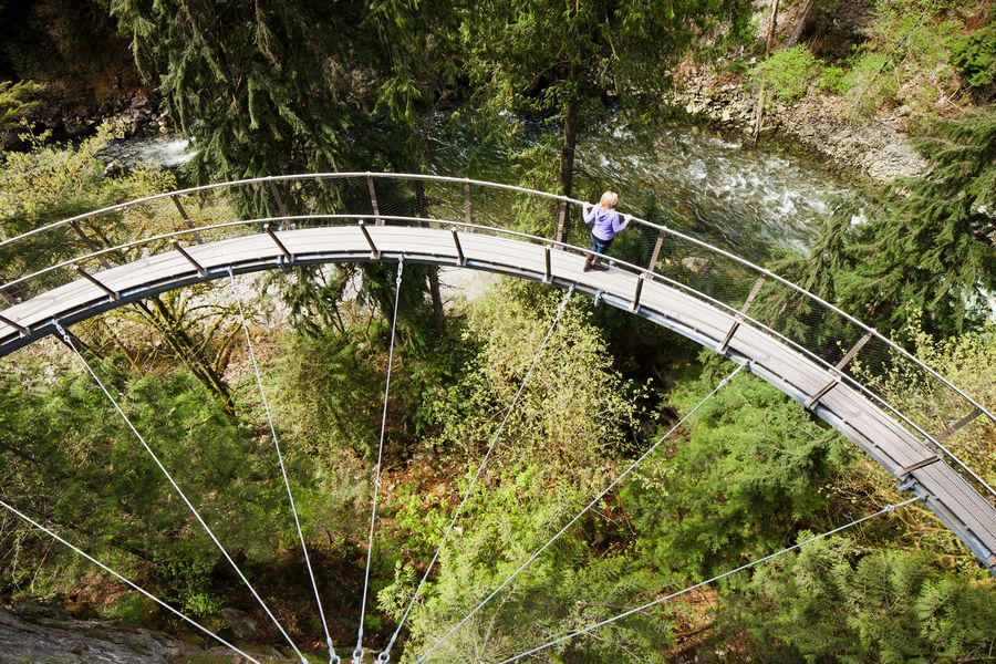 Bovenaanzicht van een wandelaar op de Cliffwalk in Capilano Suspension Bridge Park in Canada.
