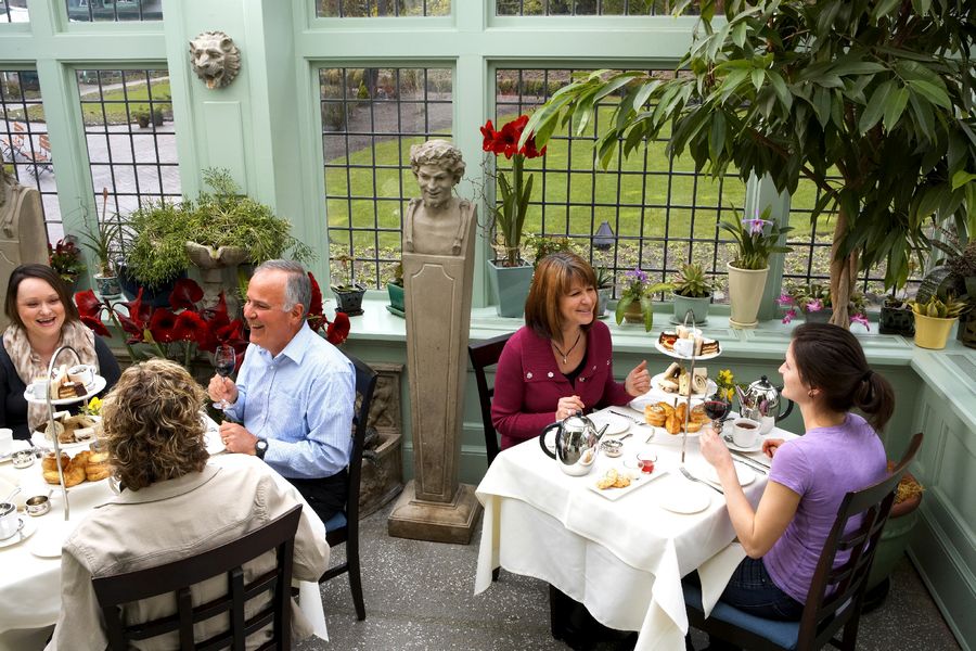 Gasten tijdens een high tea bij een café in Butchart Gardens in Canada.