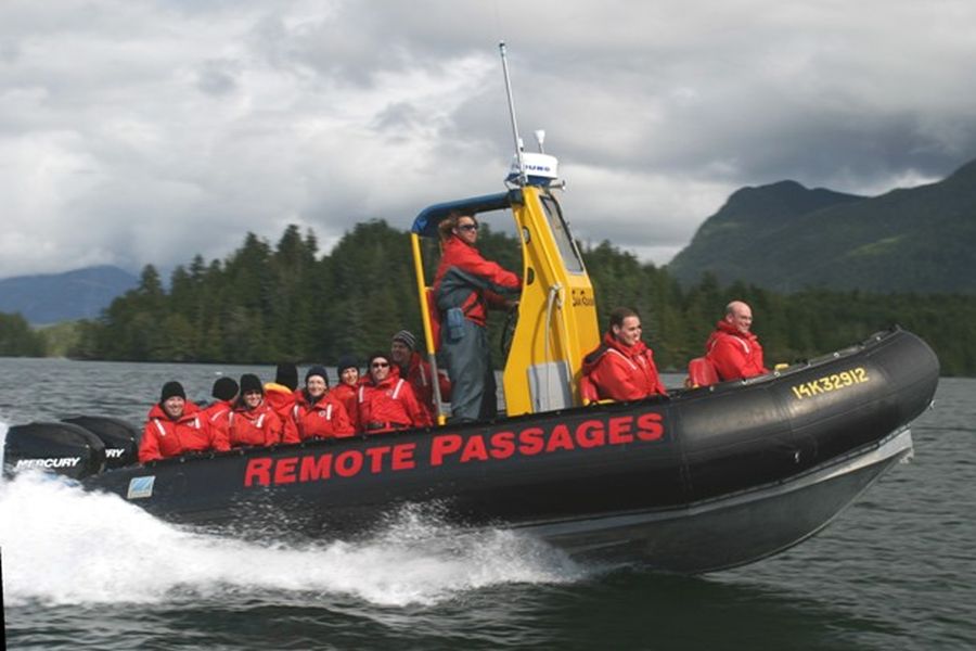 Passagiers op een boot tijdens een wildlife excursie vanuit Tofino aan de Sunshine Coast in Canada.