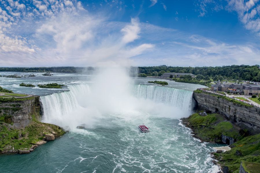 Birdseye uitzicht over Niagara Falls en het Hornblower cruise schip in Ontario in Canada.