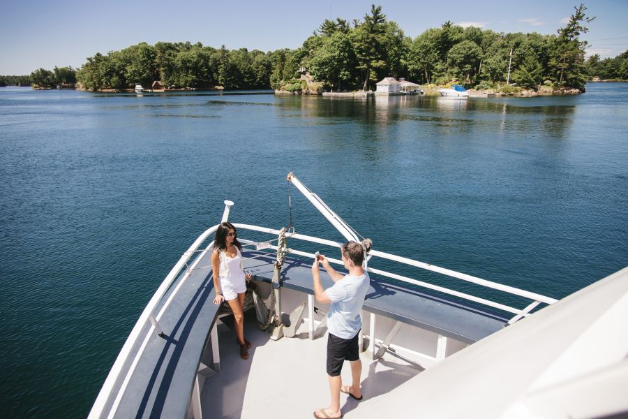 Mensen op een boot tijdens de 1000 Islands cruise in Oost-Canada.
