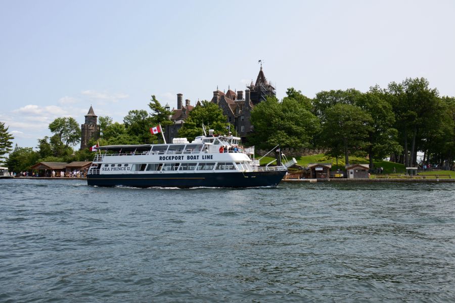 Cruise schip vaart door het 1000 Islands gebied in Ontario in Canada.