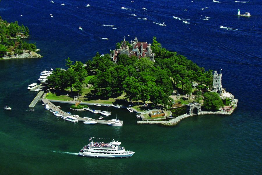 Birdseye uitzicht over een eiland in het 1000 Islands gebied in Oost-Canada.