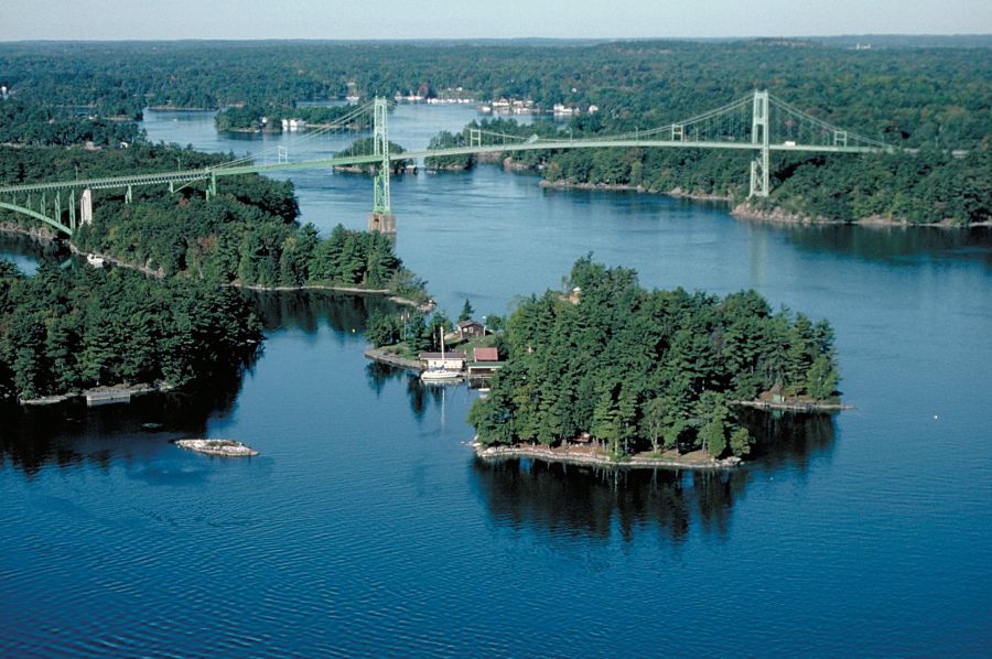 Uitzicht op brug in 1000 Islands National Park in Ontario in Canada.