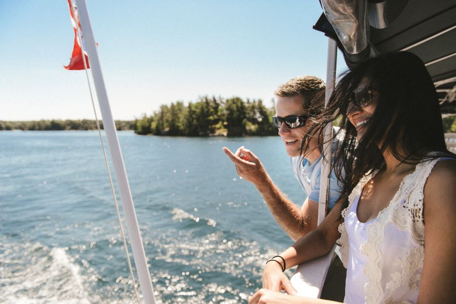 Passagiers kijken uit over het water tijdens de 1000 Islands cruise in Ontario in Canada.