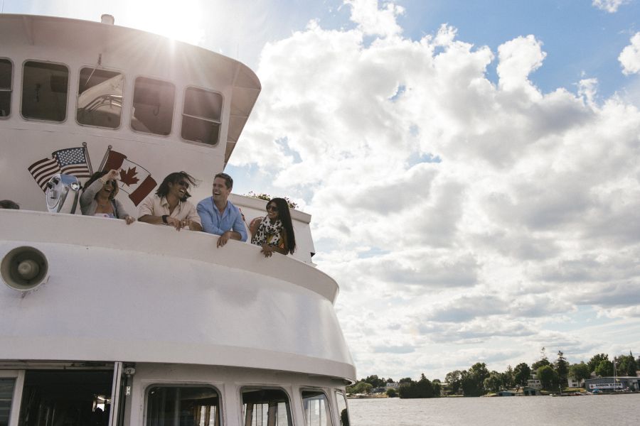 Passagiers op een cruise schip tijdens de 1000 Islands cruise in Oost-Canada.