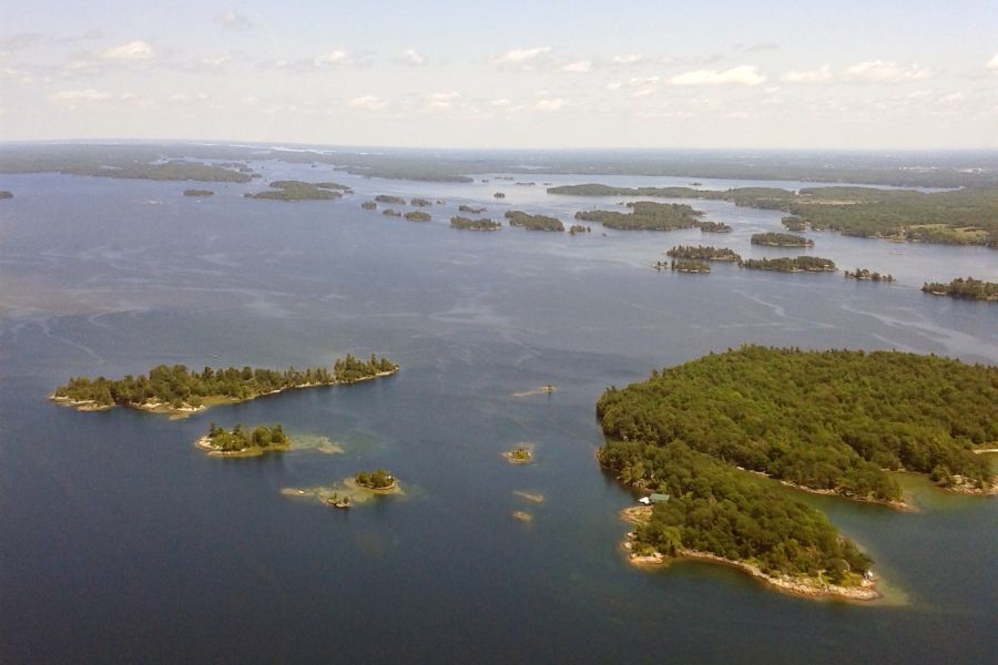 Birdseye uitzicht over het 1000 Islands gebied in Oost-Canada.