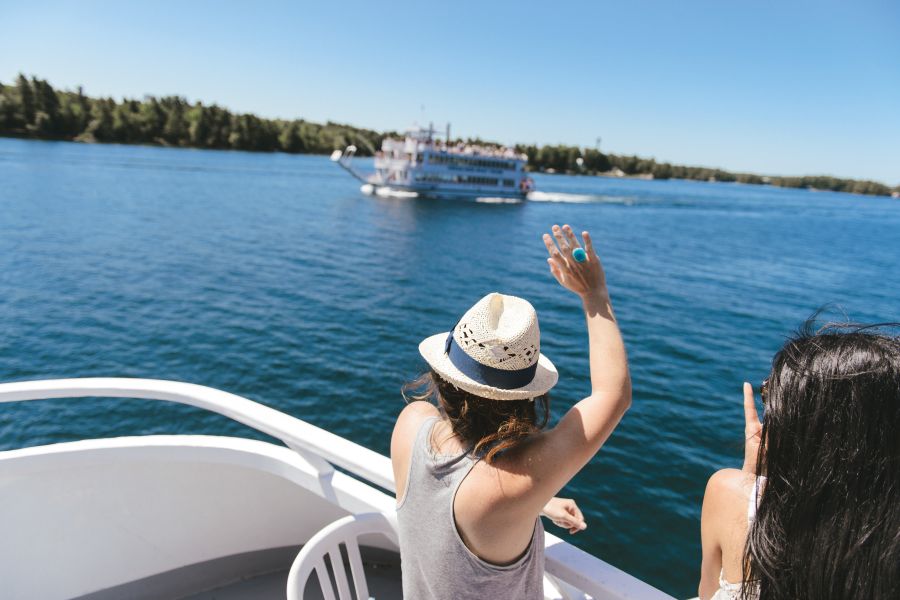 Passagiers aan boord van de 1000 Islands cruise in het nationale park in Ontario.