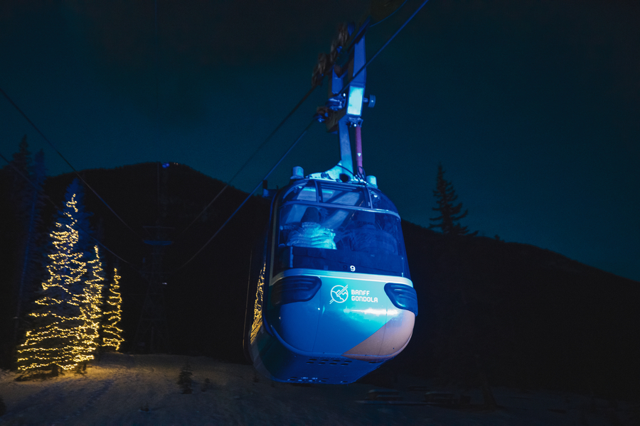Banff Gondola tijdens Nightrise in Banff National Park in Canada.