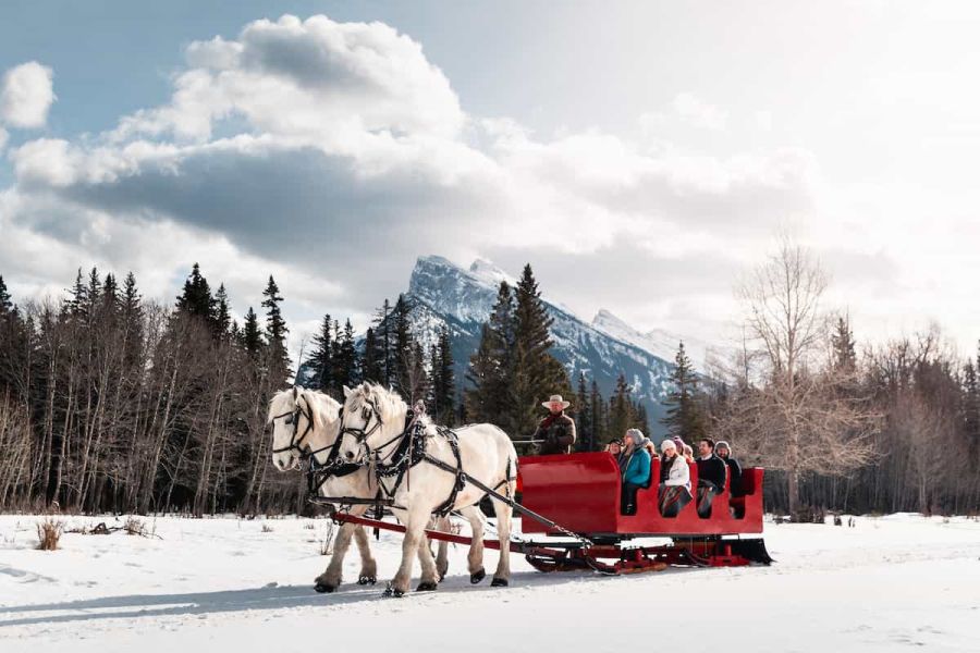 Passagiers in een slee tijdens een sledetocht in Banff in Canada.