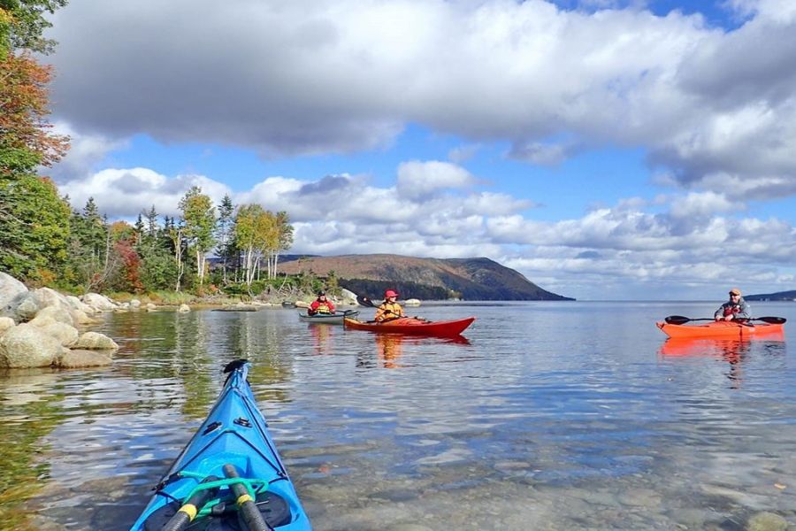 Mensen in kajaks tijdens een kajak tour in Baddeck in Canada