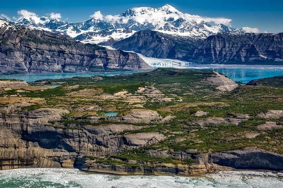 Uitzicht op Mount Elias in de Wrangell Mountains in Alaska.