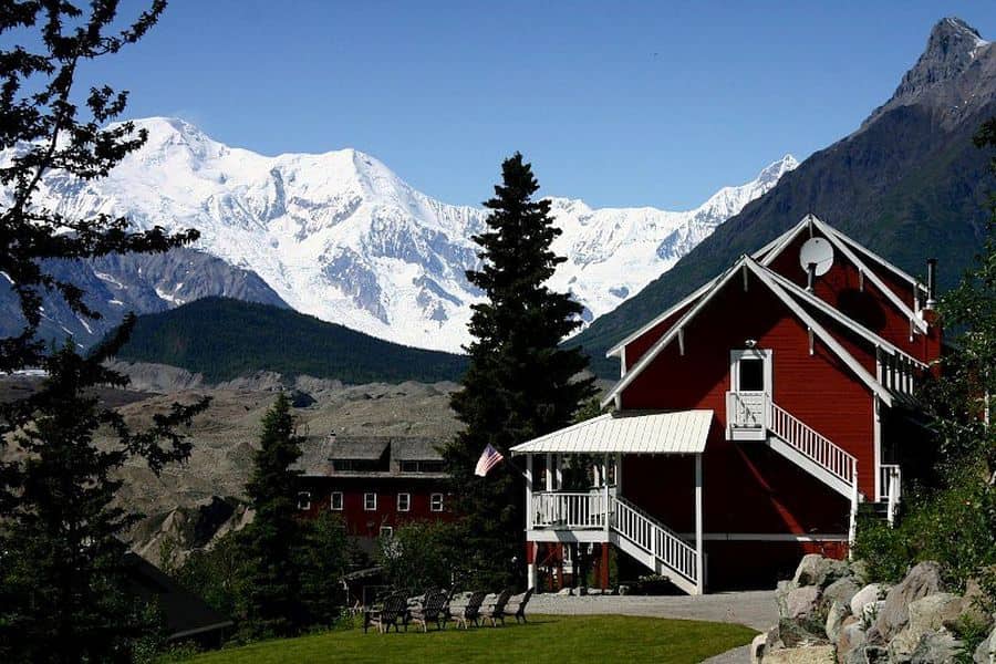 Buitenaanzicht van de Kennicott Glacier Lodge in Alaska.