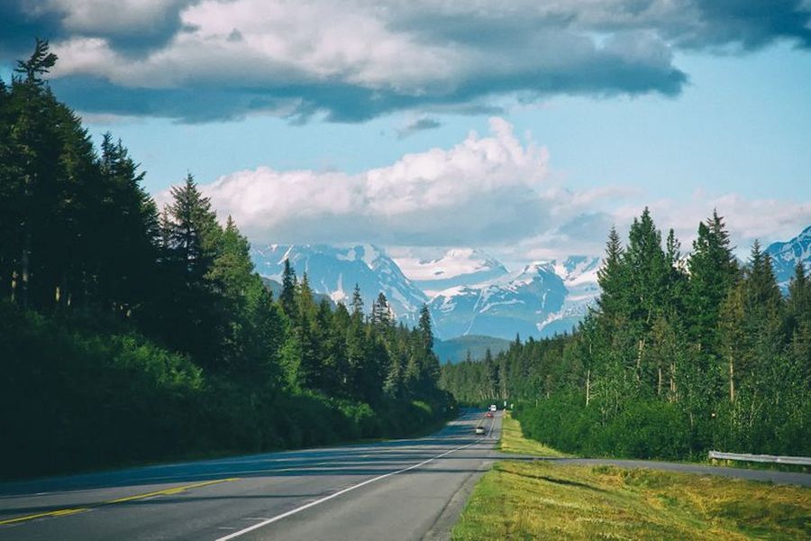 Uitzicht op Seward Highway en de bergen op de achtergrond in Alaska.