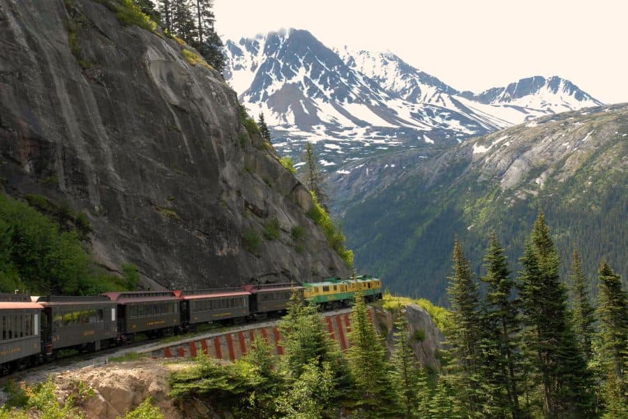 Trein van de Yukon White Pass Railroad rijdt door de bergen van de Yukon in Canada.