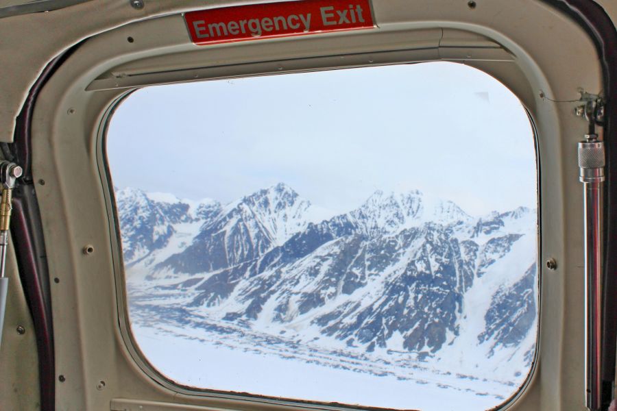 Uitzicht door het raam van een vliegtuig boven Kluane National Park in de Yukon in Canada.