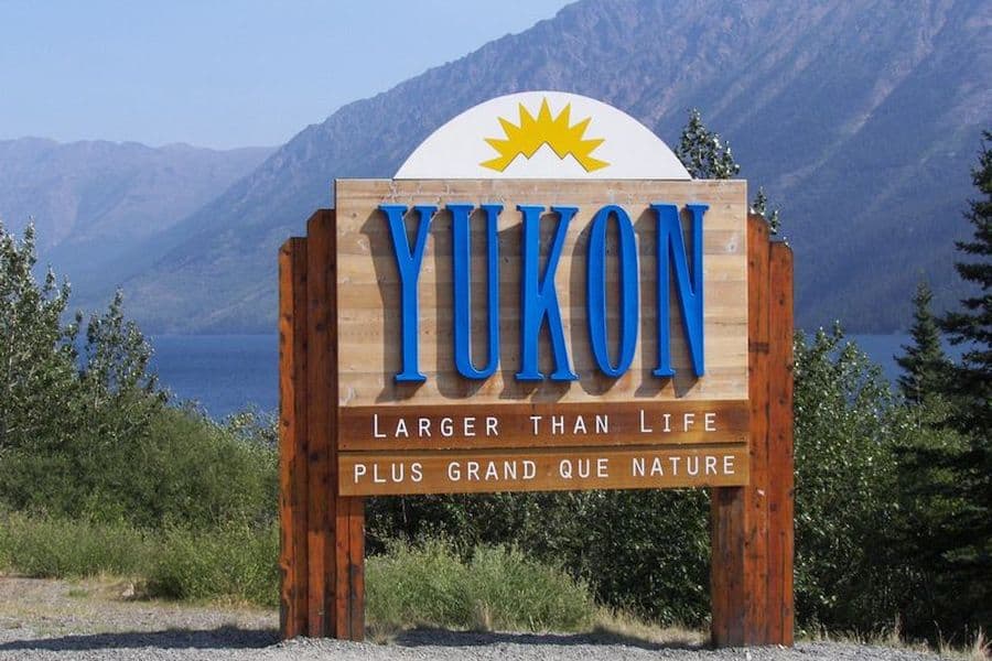 Welkomstbord voor de Yukon in Canada met de slogan