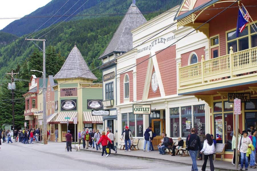 Straat in Skagway in Alaska met kleurrijke huizen en winkels.