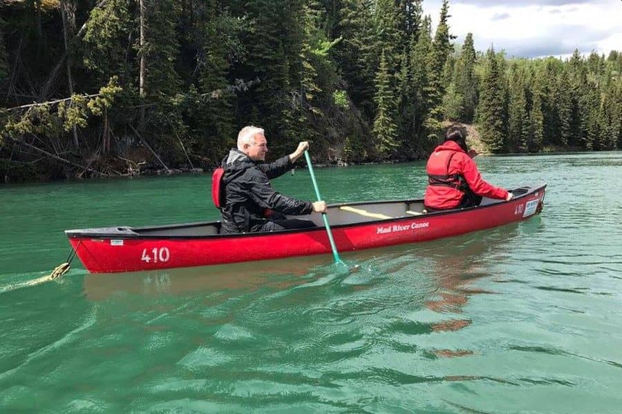 Twee mannen in een kano op de rivier in de Yukon in Canada.