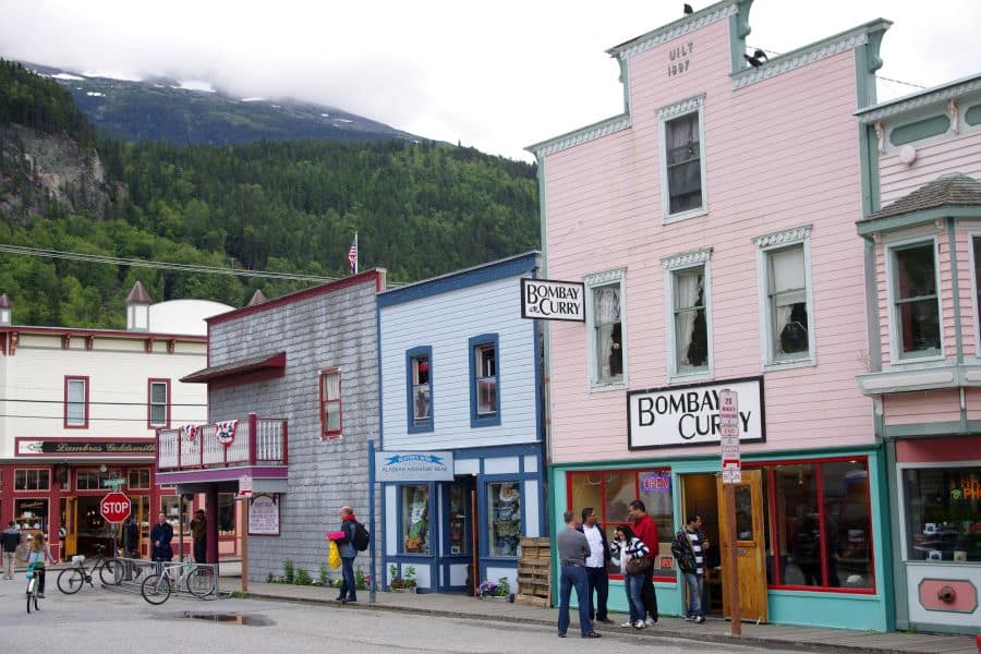Buitenaanzicht van de kleurrijke winkels van Skagway in Alaska.