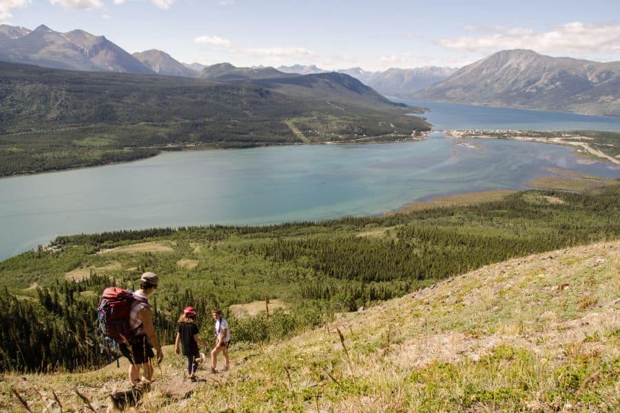 Uitzicht op Nares Lake bij Carcross in de Yukon in Canada.