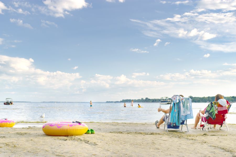 Mensen op het strand bij Lake Champlain in Quebec in Canada.