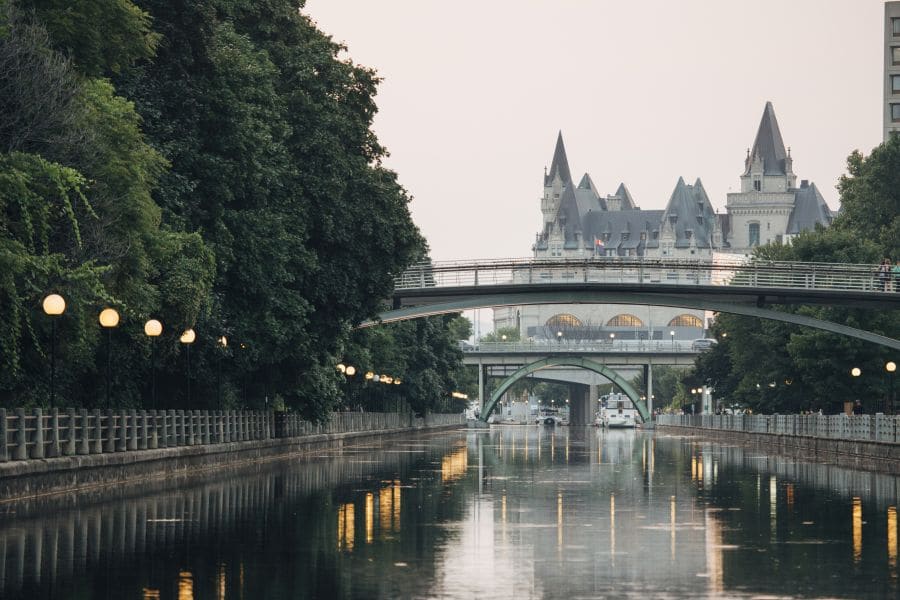 Bruggen over het Rideau kanaal van Ottawa in Ontario in Canada.