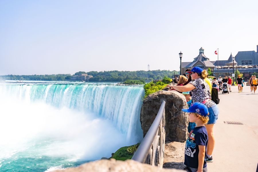 Mensen kijken uit over Niagara Falls tijdens een rondreis door Oost-Canada