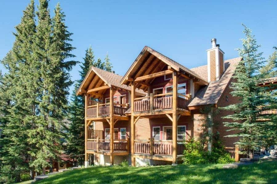 Buitenaanzicht van Buffalo Mountain Lodge in Banff in Alberta in Canada.