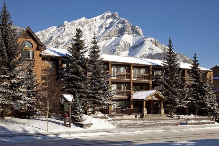 Buitenaanzicht van de High Country Inn in Banff in Alberta in Canada.