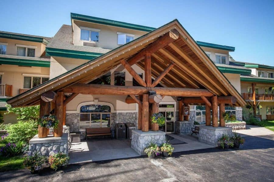 Buitenaanzicht van het Coast Hillcrest Resort in Revelstoke in British Columbia in Canada.