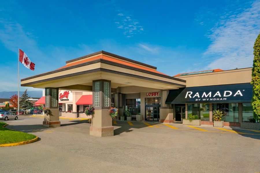 Buitenaanzicht van de Ramada Kelowna in British Columbia in Canada.