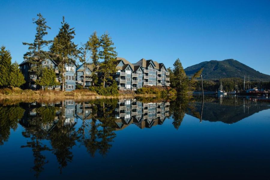 Buitenaanzicht van Waters Edge Suites in Ucluelet in British Columbia in Canada.