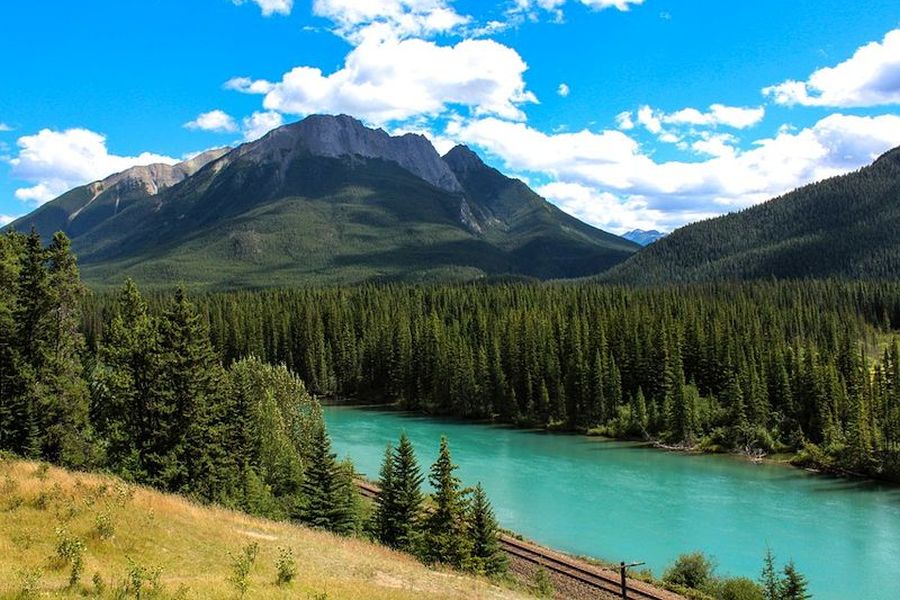 Uitzicht op de Bow River nabij Banff in Alberta in Canada.