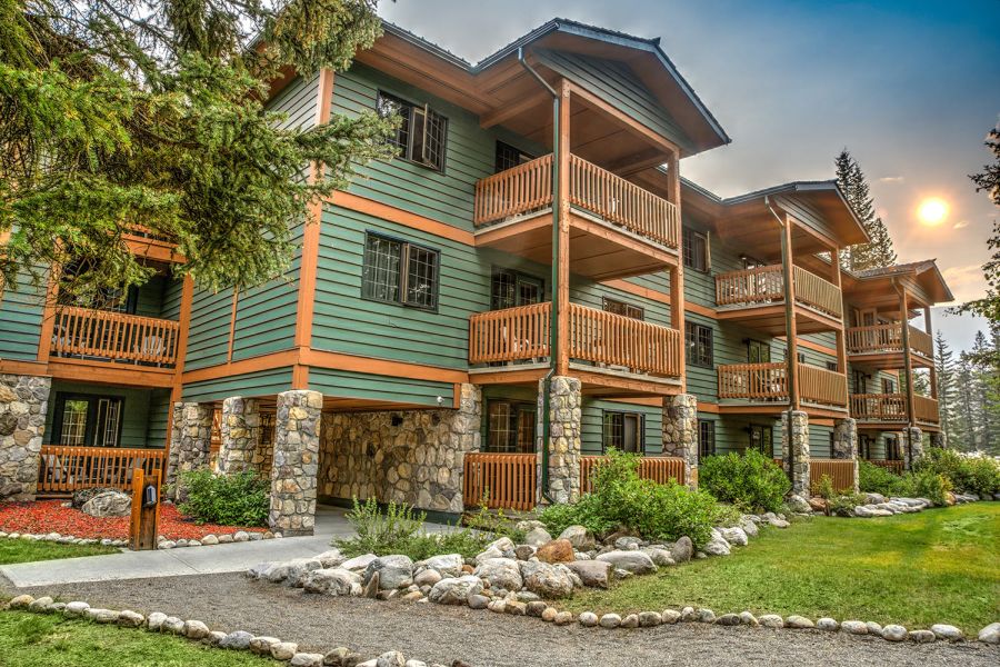 Buitenaanzicht van Lake Louise Inn in Alberta in Canada.
