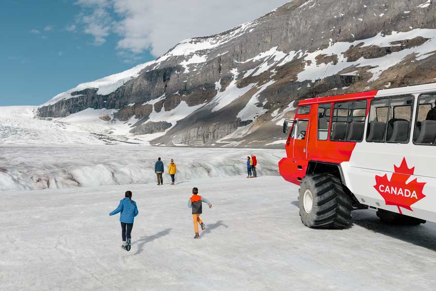 Mensen op de Athabasca Glacier tijdens een ijstruck excursie in Alberta in Canada.