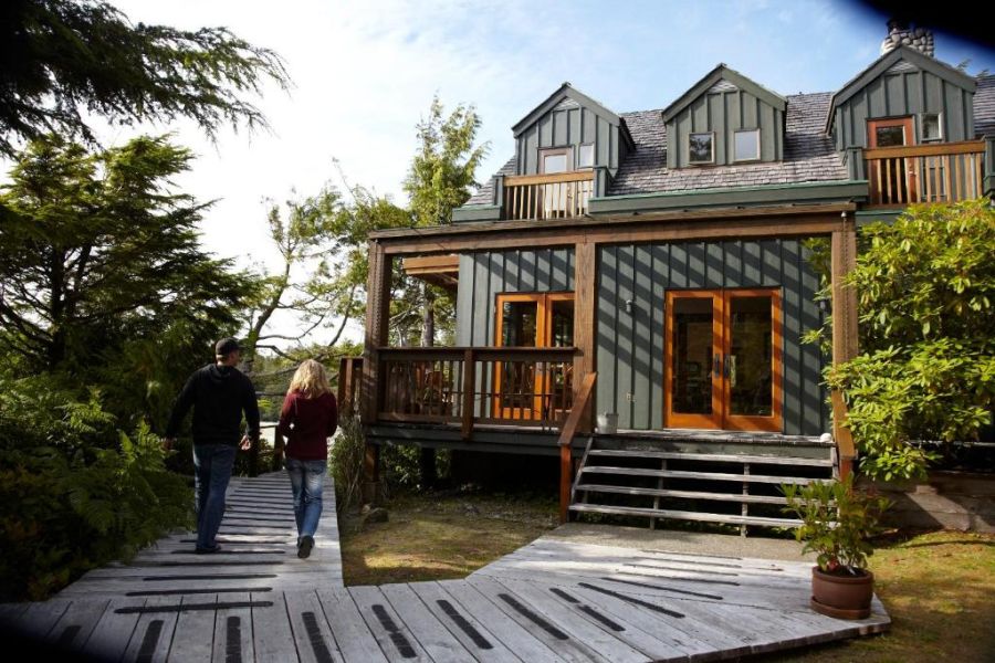 Buitenaanzicht van Middle Beach Lodge in Tofino tijdens een rondreis langs Vancouver Island in Canada