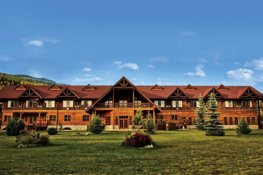 Buitenaanzicht van Glacier House Hotel in Revelstoke tijdens een rondreis door West-Canada