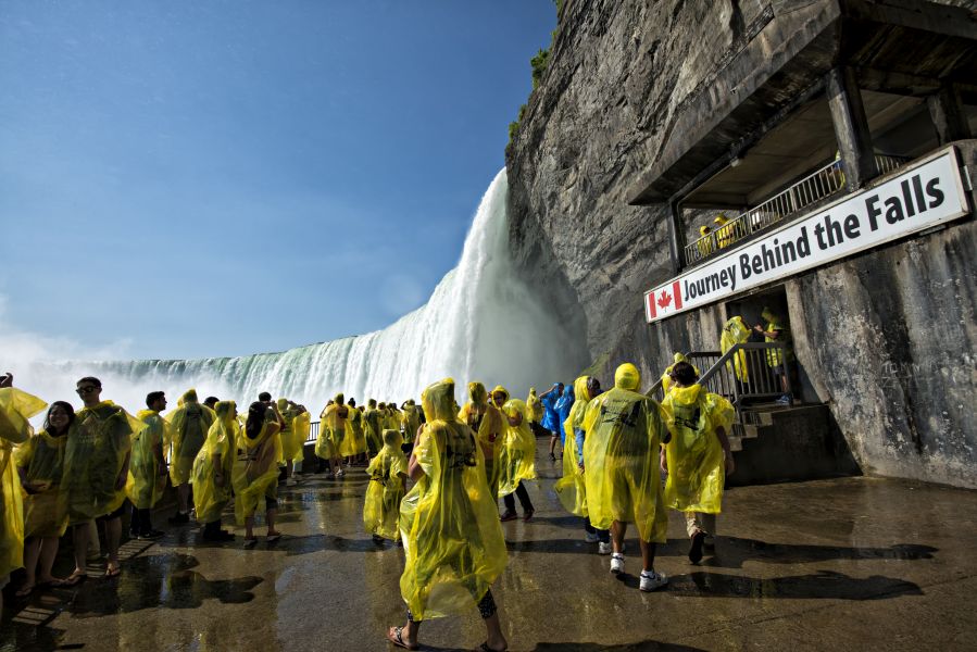 Mensen in ponchos bij de Journey Behind The Falls attractie bij Niagara Falls in Canada.