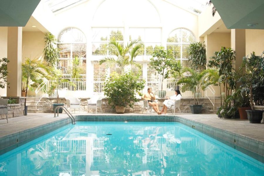 Het zwembad bij Queens Landing in Niagara-on-the-Lake tijdens een rondreis door Oost-Canada