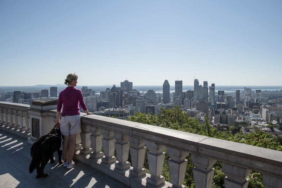 Uitzicht over Montreal vanaf Parc du Mont Royal in Quebec in Canada.