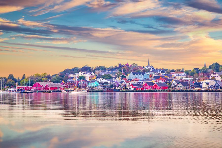 Uitzicht op Lunenburg vanaf het water in Nova Scotia in Canada.