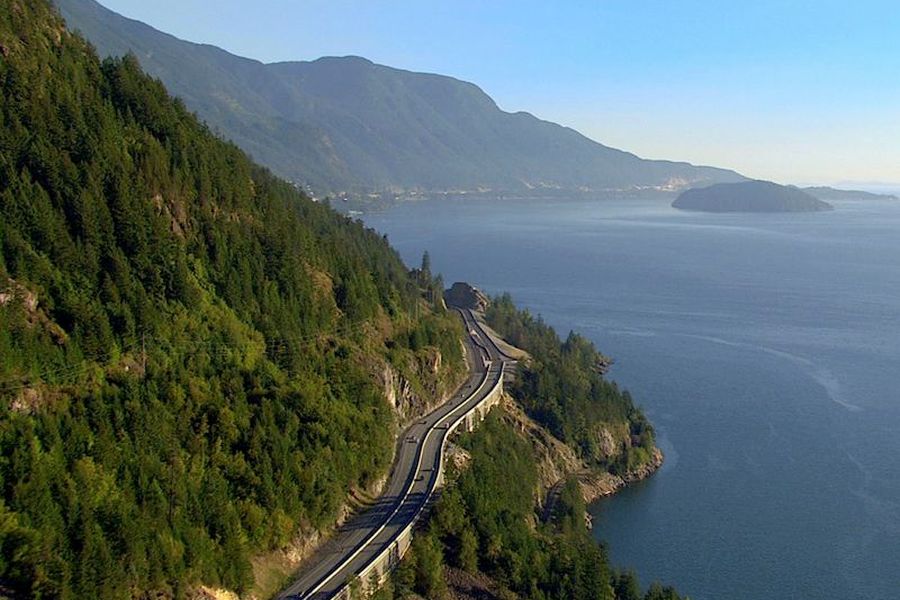 Birdseye uitzicht op de Sea-To-Sky Highway in British Columbia in Canada.